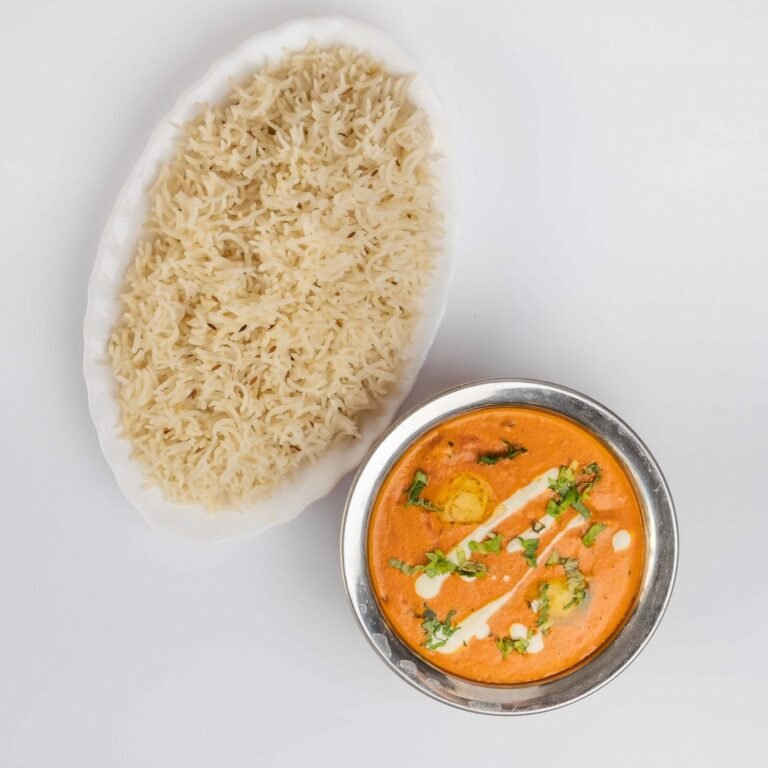 Butter chicken fra Tandoori Masala — kylling i en cremet sovs af smør, tomater og cashewnødder, serveret med basmatiris